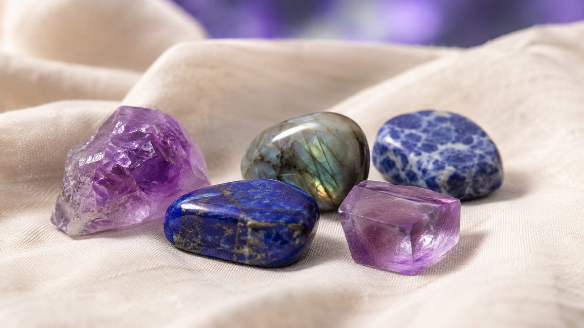 5 pierres du chakra du troisième œil : améthyste, lapis-lazuli, labradorite, sodalite, fluorine