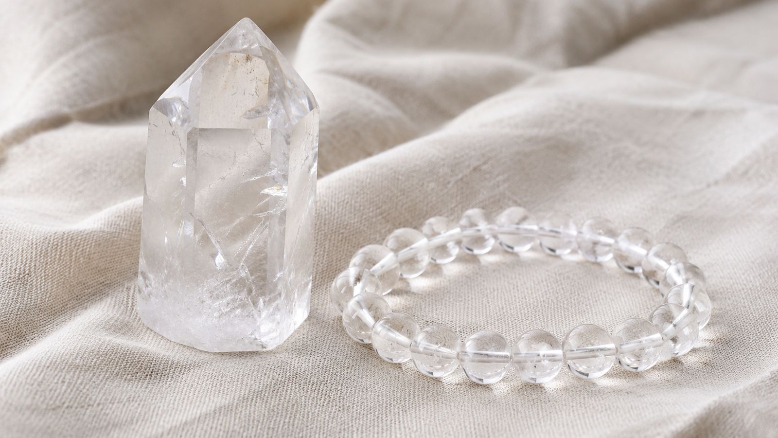 Cristal de roche transparent, quartz pur, en pointe et en bracelet sur lin écru
