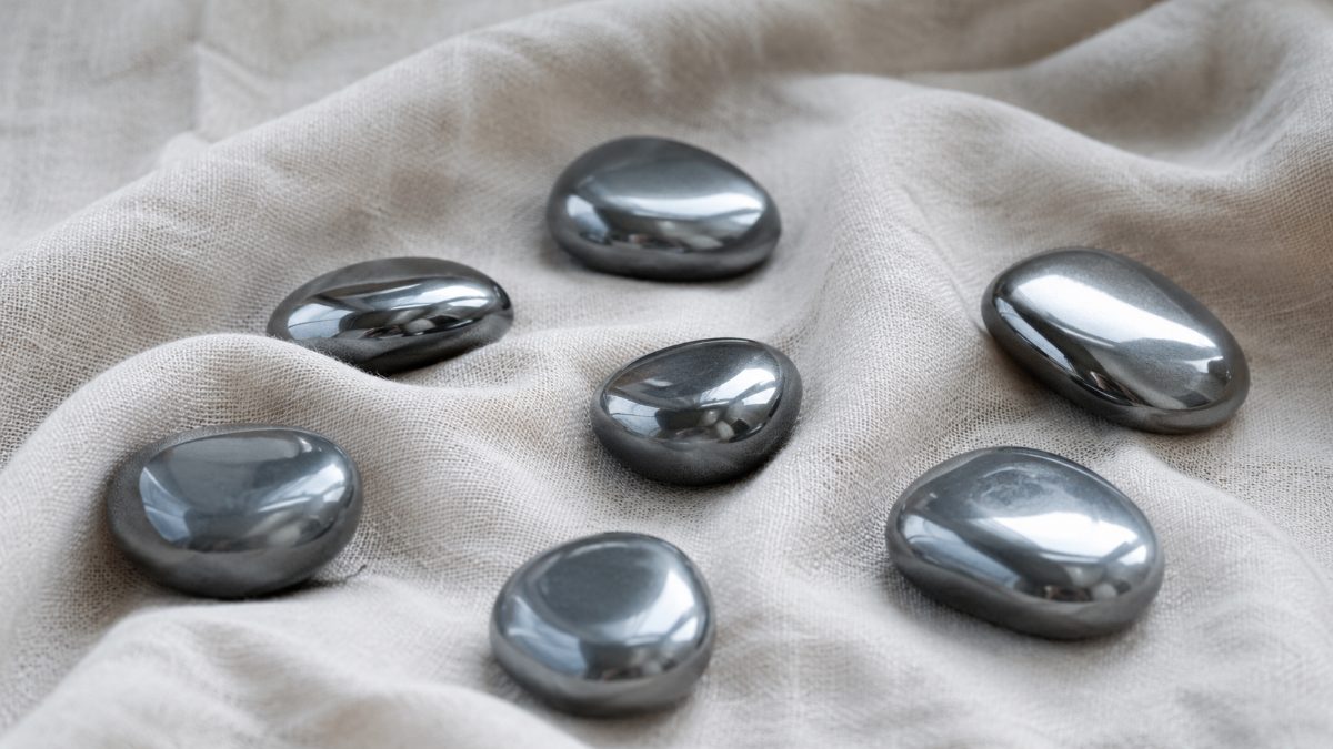 Hématite brute et polie, pierre gris métallique argenté brillant Image