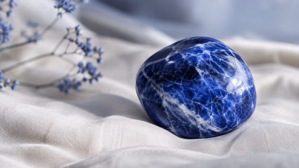 Sodalite brute et polie, pierre bleu roi veinée de blanc Image